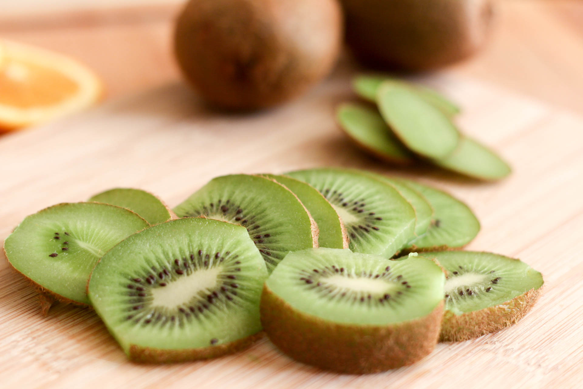 5 Health Benefits and Reasons to Eat Kiwi 
