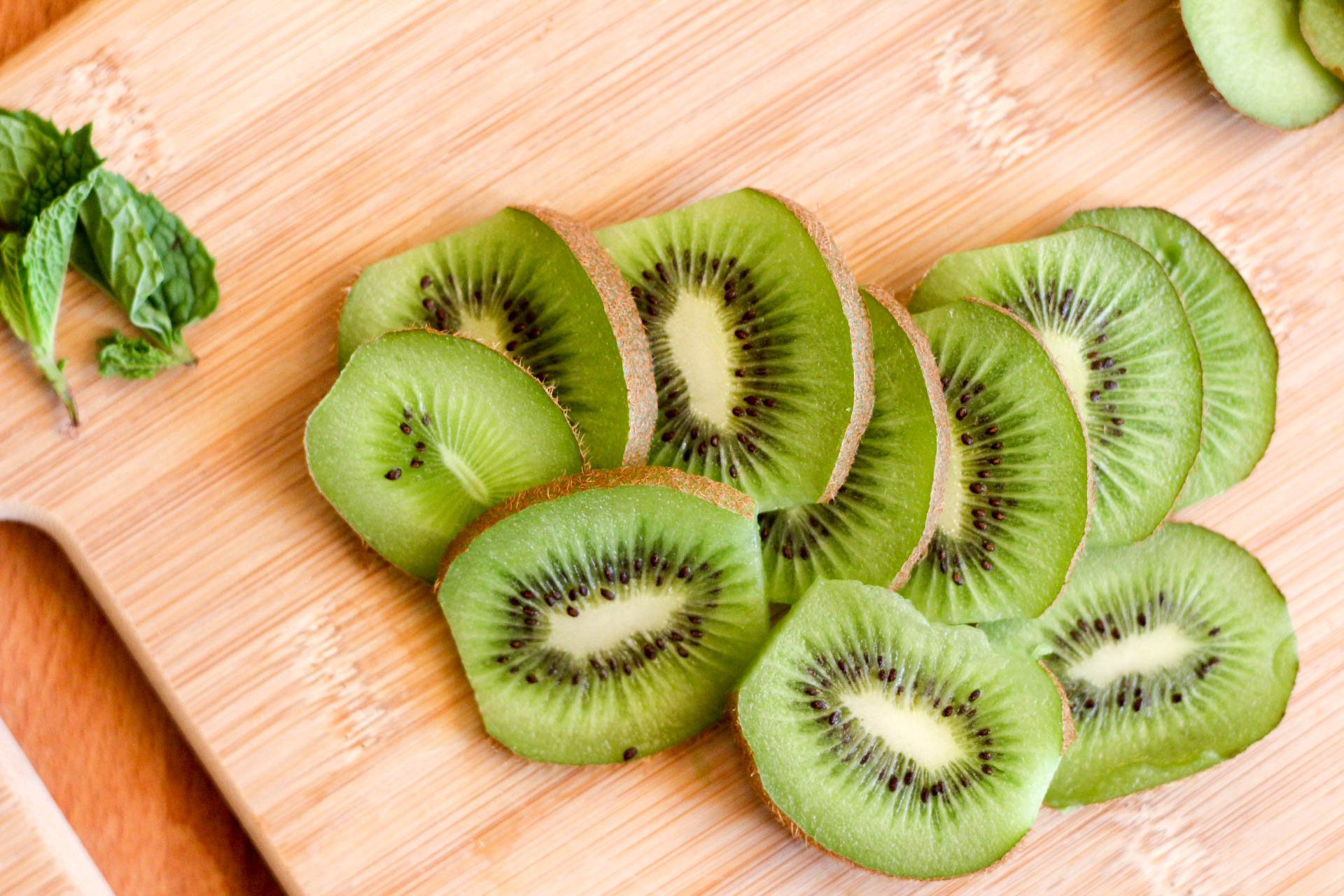 5 Health Benefits and Reasons to Eat Kiwi - 2