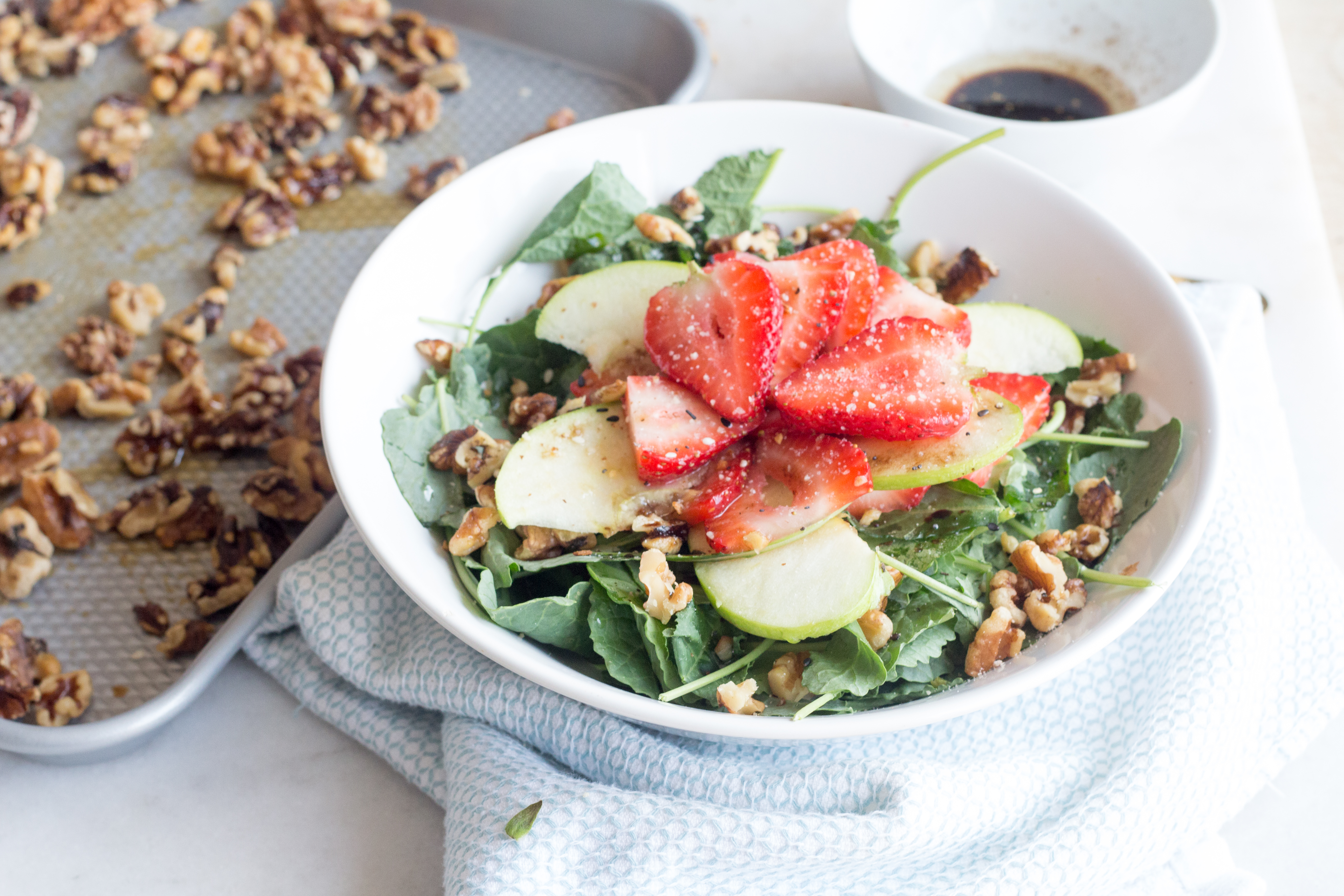 easy 15 minute strawberry balsamic walnut goddess salad